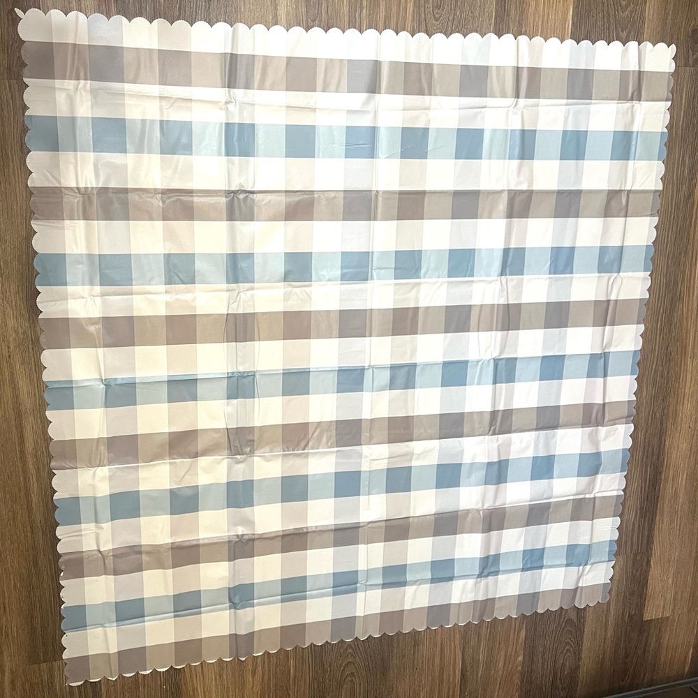 Meioro Vinyl Square Tablecloth Scalloped Edges Size 140 X 140 Brand New nice